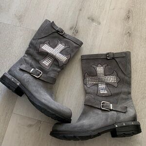 NOW DESIGNER boots tin lug gray cross suede size 8 moto rhinestone made in Italy